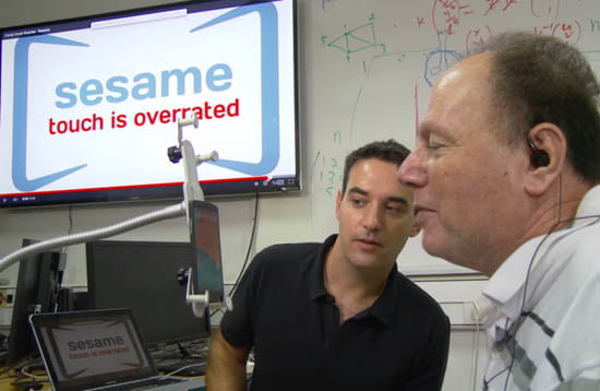 विकलांगले प्रयोग गर्नसक्ने स्मार्टफोन निर्माण