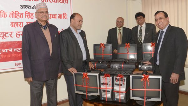 एभरेष्ट बैंकद्वारा सरकारी विद्यालयलाई कम्प्युटर सहयोग