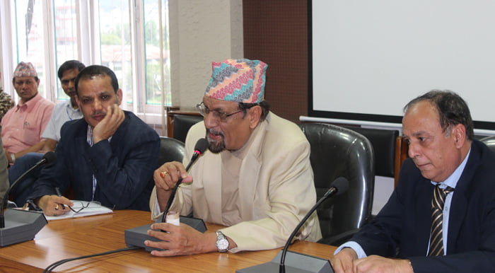 अर्थमन्त्री डा महतद्वारा बजेट कार्यान्वयनमा लाग्न निर्देशन