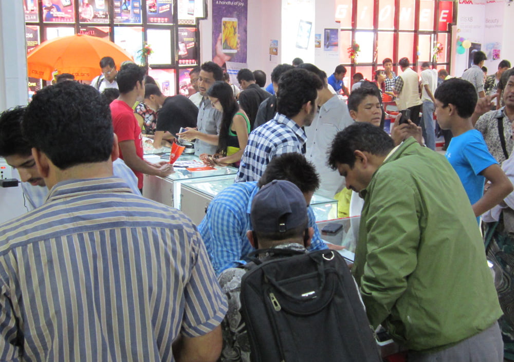 बारफोन खरिद गर्दै उपभोक्ताहरु, डिटिसी फोन खरिदमा उपहारै उपहार