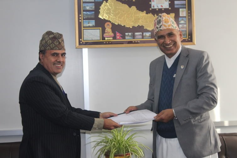 व्यवसायीको समस्या समाधानका लागि तयार प्रतिबेदन अर्थमन्त्रीलाई हस्तान्तरण