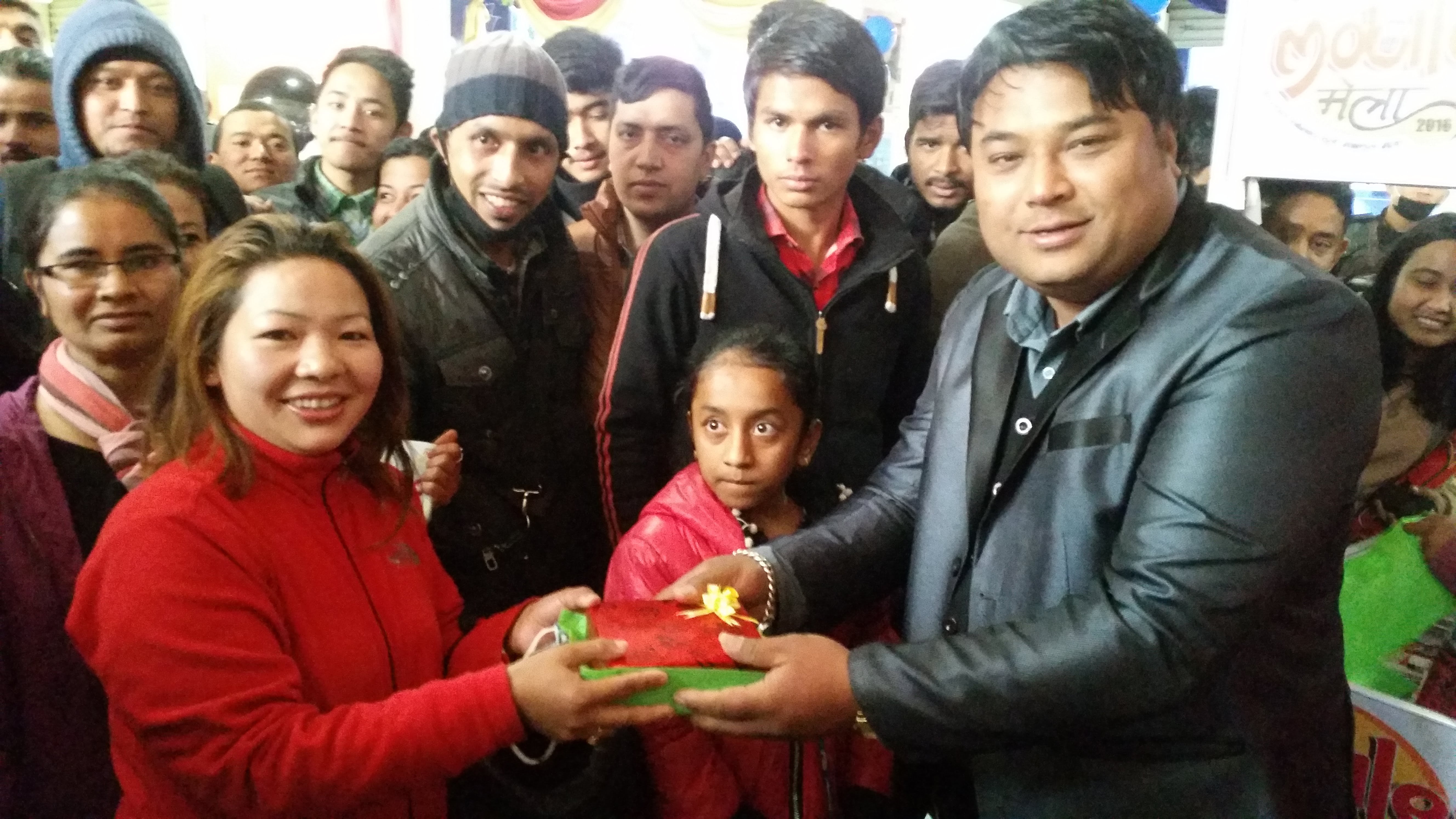 मोबाइल मेलामा ग्राहकहरुको भिड, तीनजनाले जिते स्मार्टफोन