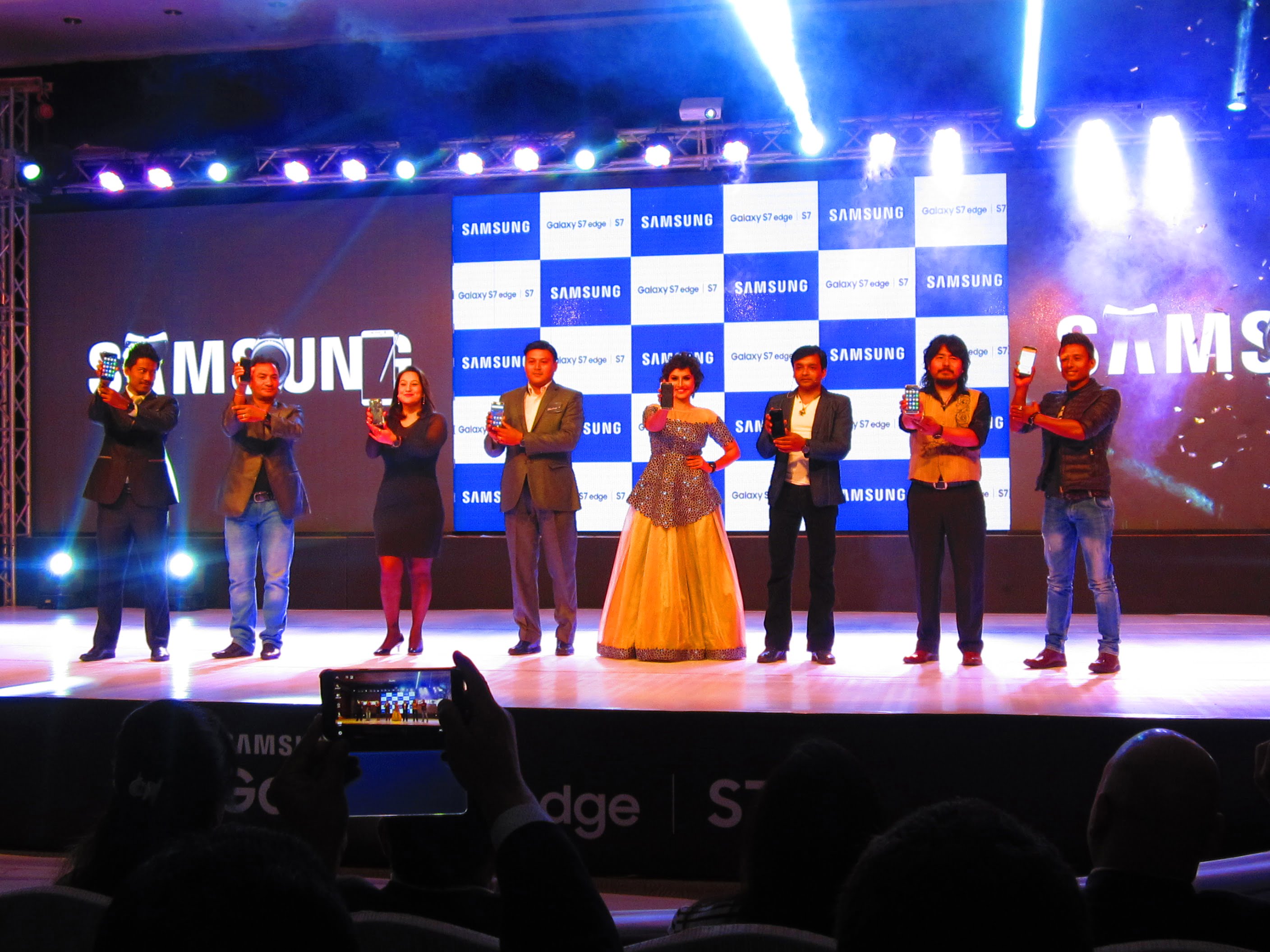 सामसुंगको ग्यालेक्सी एस सेभेन तथा एस सेभेन एज नेपालमा सार्वजनिक, ३२जीबी स्टोरेज तथा एक्सनोज८८९० चीपसहितको फोनमात्र उपलब्ध