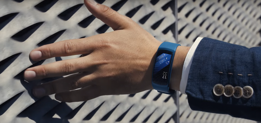 सामसुंगको ‘गियर फिट २’ ट्रयाकिंग डिभाइस, शारिरिक गतिबिधिको जानकारी दिने