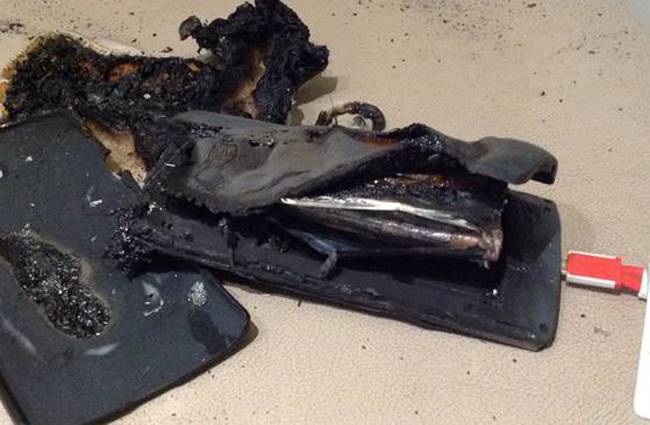 वन प्लसको स्मार्टफोन चार्ज गरिरहेको समयमा पड्कियो