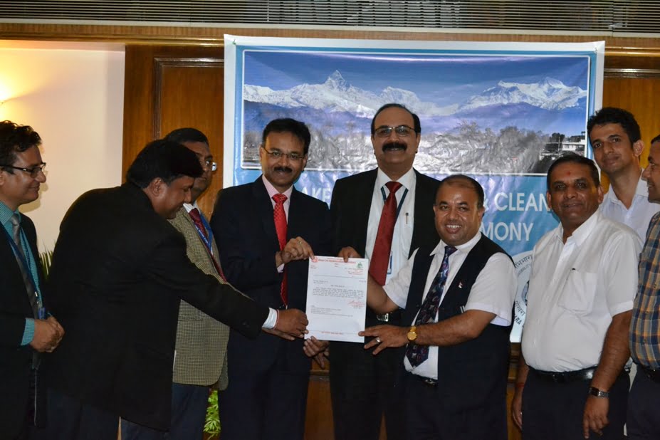 पोखराको फेवातालको सरसफाईमा नेपाल एसबिआई बैंक सहभागी