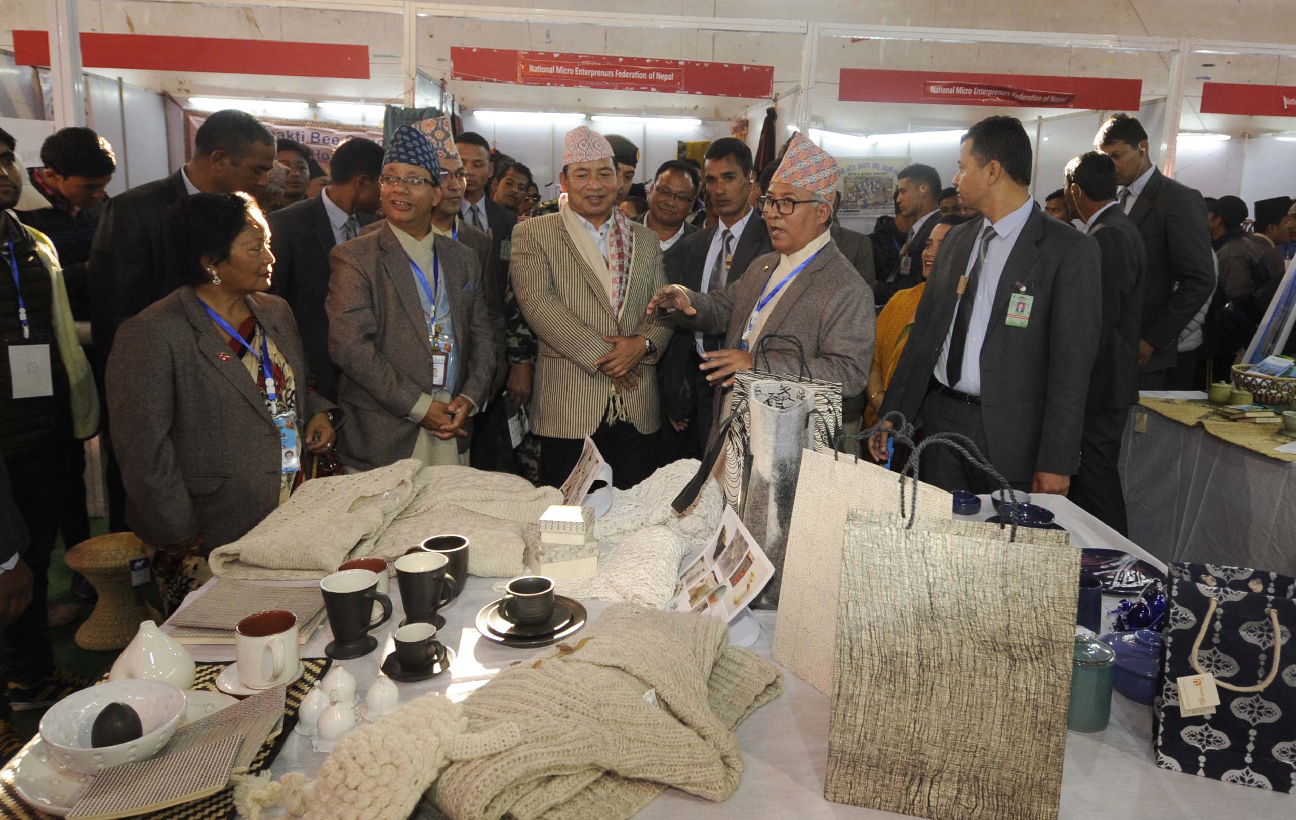 हस्तकला मेलामा अवलोकनकर्ताको भिड बढ्दो