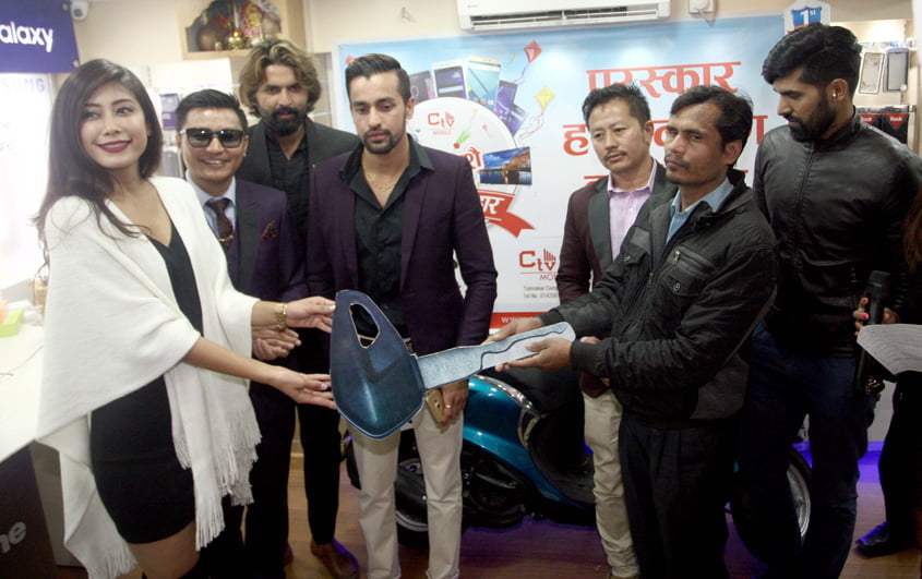 एप्पल वल्र्डको ‘एक्सचेन्ज धमाका रिटर्न्स’ अफर,  युएमआइ मोबाइल किन्दा अर्को सित्तैमा