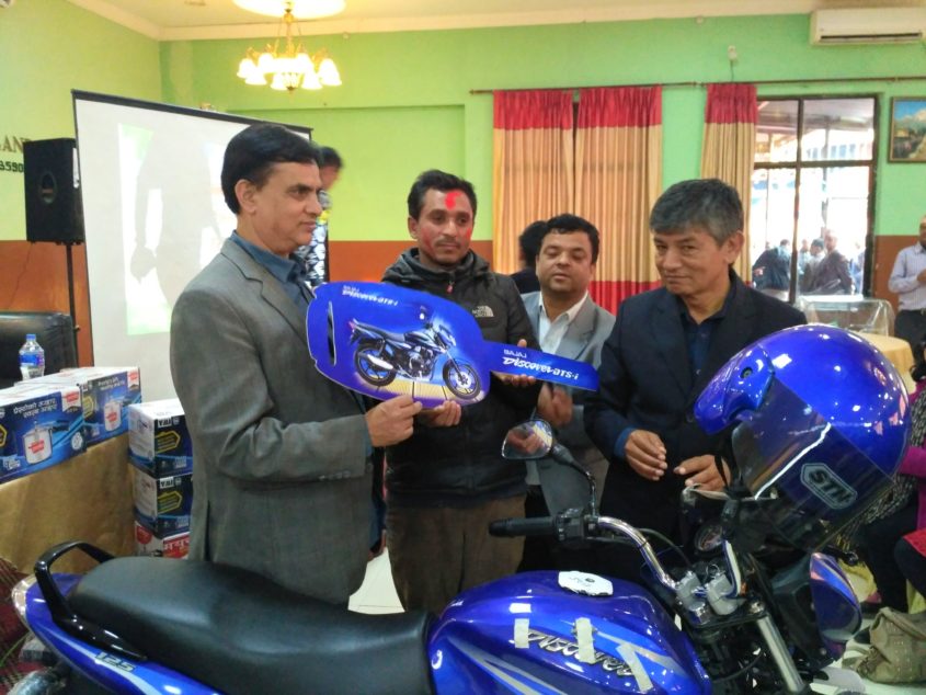 जस्मिन पेन्ट्सद्धारा पेन्टर मजदुरलाई सम्मान