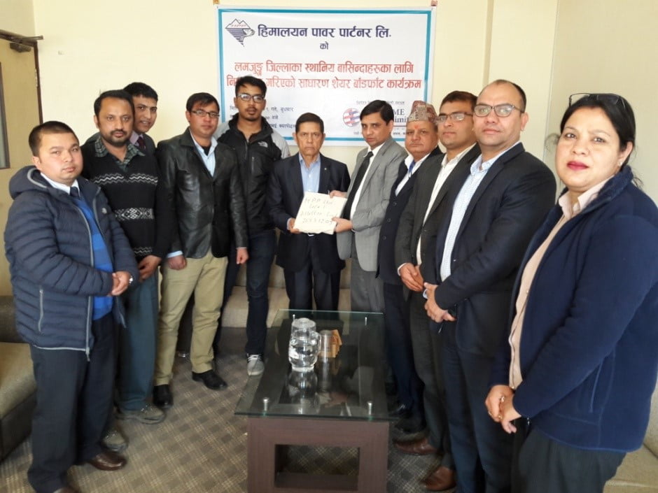 ग्लोबल आइएमई क्यापीटलले हिमालयन पावरको आयोजना प्रभावितहरुलाई शेयर बाँड्यो