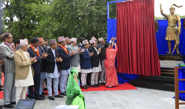 चन्द्रागिरि हिल्समा निर्मित पृथ्वीनारायण शाहको शालिक राष्ट्रपतिद्वारा अनावरण
