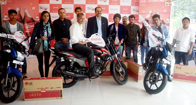 कोका–कोलाद्धारा दशैं प्रोमो बिजेताहरुलाई पुरस्कार हस्तान्तरण