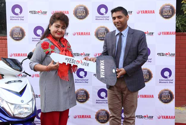 नेपालकै अग्रणी महिला चालकलाई यामाहाको स्कुटर