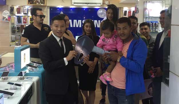 एप्पल वर्ल्ड मोबाइलद्धारा दशैं तिहार उपहार योजनाको उपहार बितरण