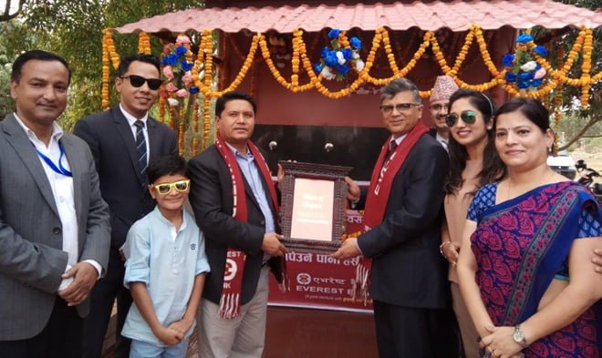 एभरेष्ट बैंकद्धारा मायादेवी मन्दिर परिसरमा निर्मित खानेपानी हस्तान्तरण