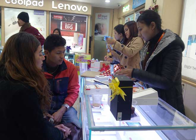 एक सातामा मोबाइलको मूल्य बढ्ने, कम्पनीहरुद्धारा पुरानो मूल्यमा बिलिङ्ग रोक्का