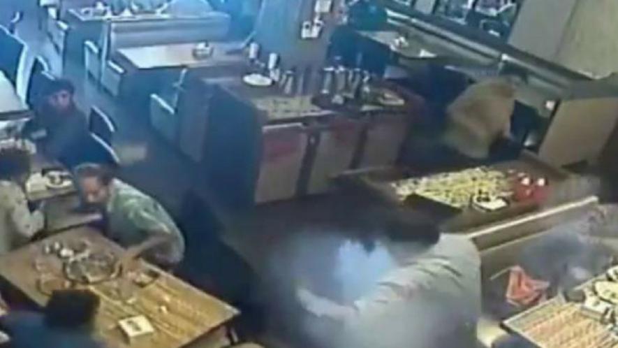 रेष्टुरेन्टमा खाना खाँदैगर्दा यसरी गोजीमा पड्कियो मोबाइल फोन (हेर्नुहोस् भिडियो)