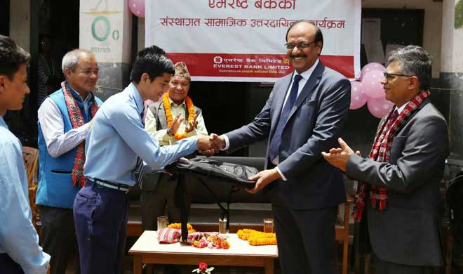 एभरेष्ट बैंकद्वारा विद्यालयलाई शैक्षिक साम्रगी बितरण