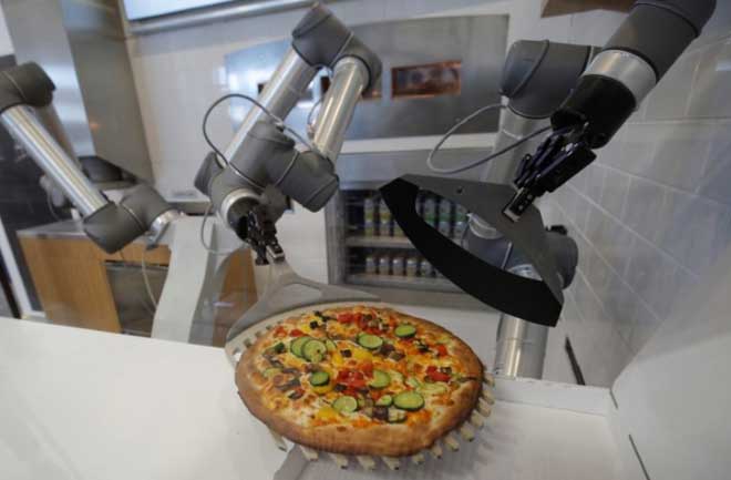 अब स्वचालित रोबोटले पिज्जा बनाउने, साढे ४ मिनेटमा नै यसरी तयार हुन्छ पिज्जा