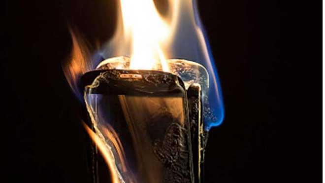 चार्जमा राखेको स्मार्टफोन पड्किएर आगो लाग्दा एक कम्पनीका सिईओको मृत्यु