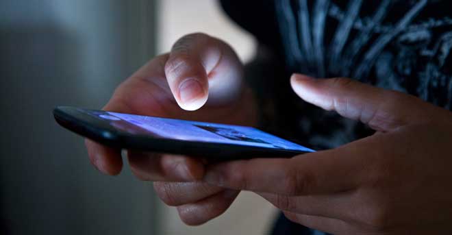 तपाईँ स्मार्टफोनमा सँधै झुण्डिरहनुहुन्छ ? त्यसो भए तपाईँ डिप्रेसनको जोखिममा हुनुहुन्छ