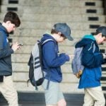 बेलायती विद्यालयमा स्मार्टफोनको प्रयोग सीमित गर्न सरकारको सिफारिस