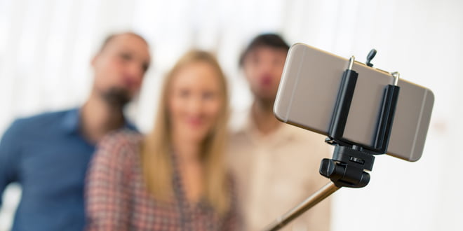 सेल्फी खिच्दा खोज्दा हुम्लामा हेलिकप्टरको पंखाले लागेर एककाे मृत्यु