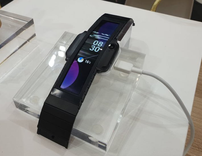 घडीजस्तै हातमा लगाउन मिल्ने नूबियाको स्मार्टफोन यस्तो छ