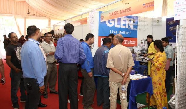 स्टक क्लियरेन्स मेलामा दशैंको सामान किन्नेको भिड