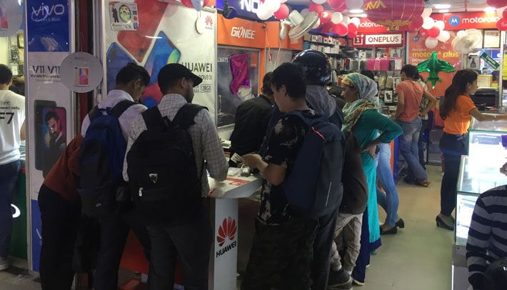 ताम्राकार कम्प्लेक्समा ग्राहकहरुको बढ्दो भीड, भर्खर लन्च भएका नयाँ स्मार्टफोनको माग धेरै