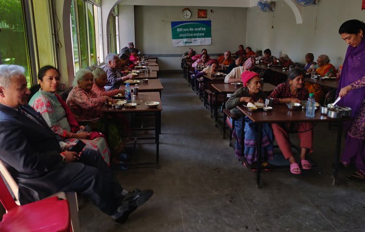 सिटिजन्सद्वारा ज्येष्ठ नागरिकलाई भोजनको प्रबन्ध