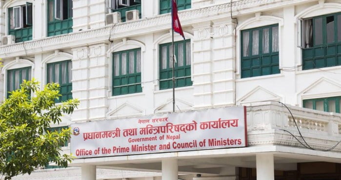 विभिन्न मन्त्रालयहरुको अनुगमन कार्यालयमै बसेर अनलाइनमार्फत गर्दै प्रधानमन्त्री