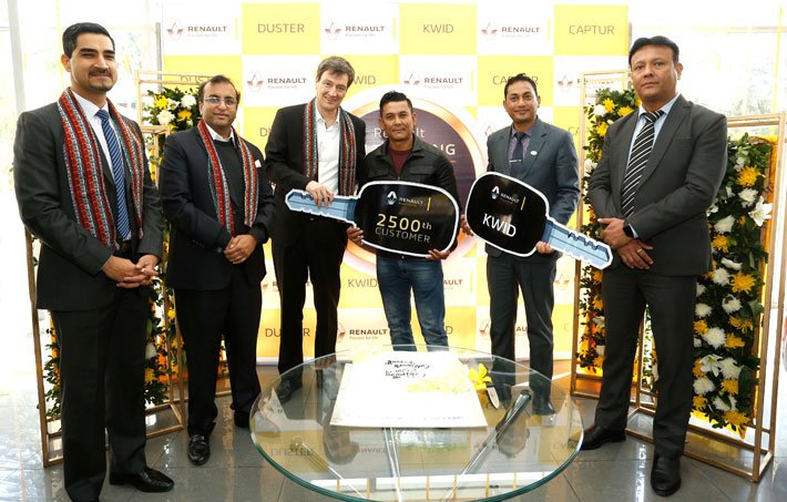 रेनोद्धारा नेपालमा २५०० वटा गाडि बिक्री, २५००औं ग्राहक मनाउँदै