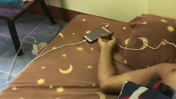 स्मार्टफोन चार्जमा राखेर ईयरफोनबाट गीत सुन्दा युवकको मृत्यु