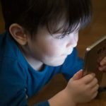 बेलायतद्वारा साना बालबालिकाको स्क्रिन प्रयोग नियन्त्रण गर्न अभिभावकलाई निर्देशन