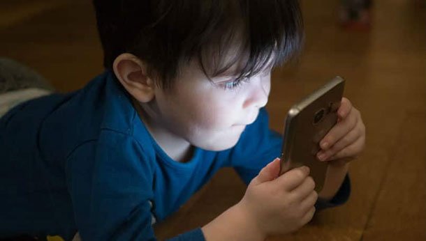 ५ वर्षमुनीका बालबालिकालाई १ घण्टाभन्दा बढि मोबाइल नदिनुस्: रिपोर्ट