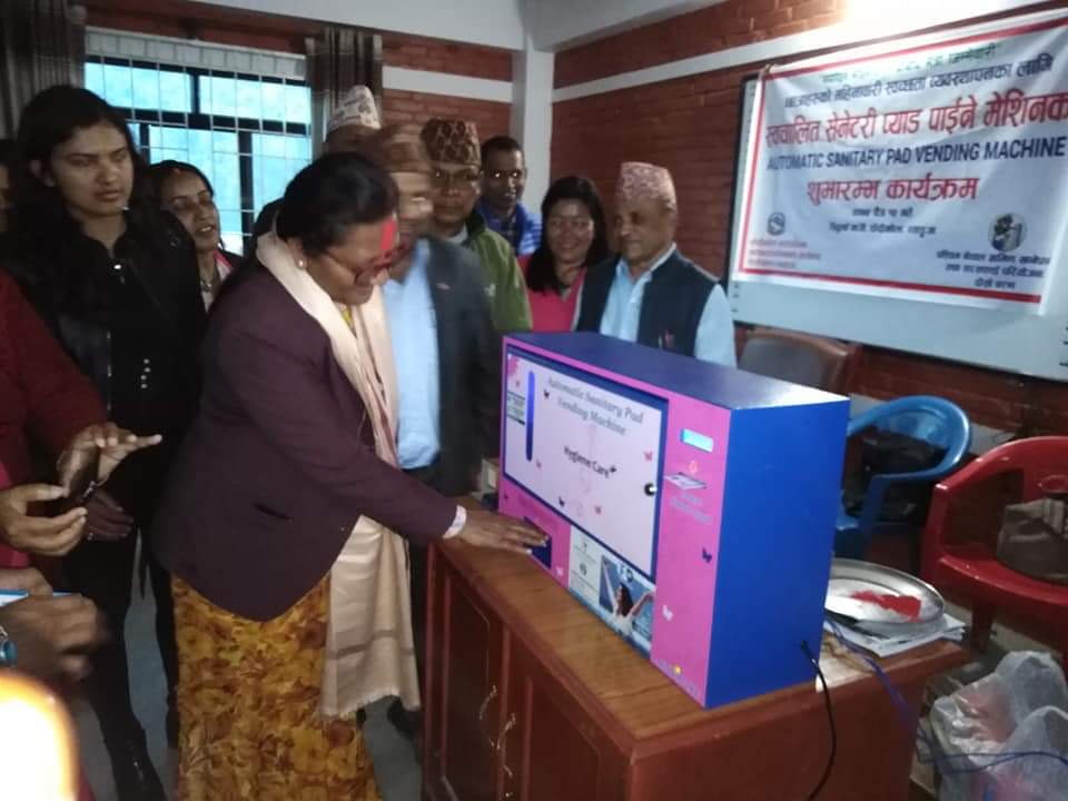 स्मार्ट लिभिङ्ग टेक्नोजको स्वचालित सेनेटरी प्याड झर्ने मेसिन विद्यालयमा जडान