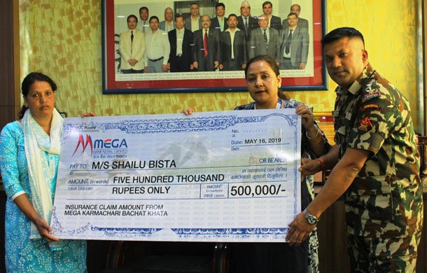 मेगा बैंकले दियो दिवंगत खातावालाको परिवारलाई ५ लाख रुपैँया बीमा रकम