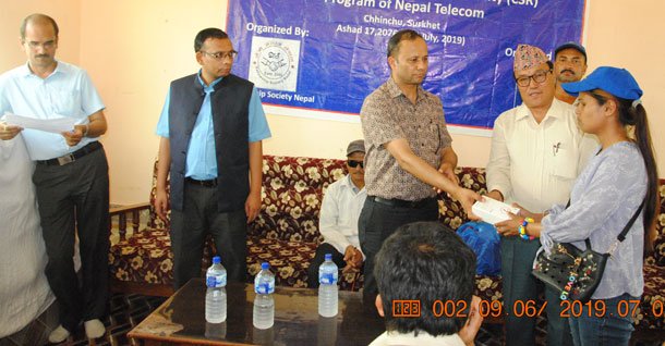 नेपाल टेलिकमले विपन्न र दृष्टिसम्बन्धी अपांगता भएका विद्यार्थीहरुलाई दियो स्मार्टफोन