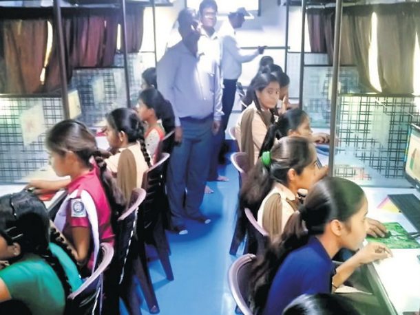 सरकारी विद्यार्थीहरुलाई पढाउन भारतमा बनाईयो मोबाइल कम्प्यूटर ल्याब, २१ वटा कम्प्यूटर जडान