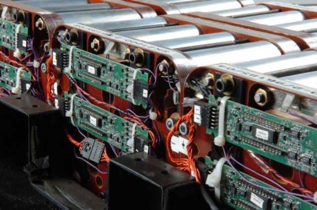 लिथियम आयोन ब्याट्रीको मूल्य घट्नुले मध्यमस्तरका ईभीको क्षमता अभिवृद्धिमा यसरी सघायो