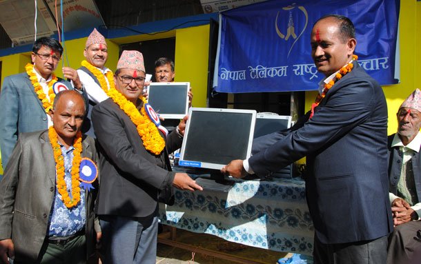 नेपाल टेलिकमले दियो पर्वतको श्रीराम माबिलाई ४ थान कम्प्यूटर