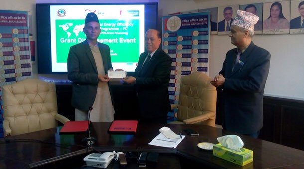 उर्जा बचत कार्य गरेवापत राष्ट्रिय वाणिज्य बैंकले दियो शिवम सिमेन्टलाई १ करोड अनुदान रकम