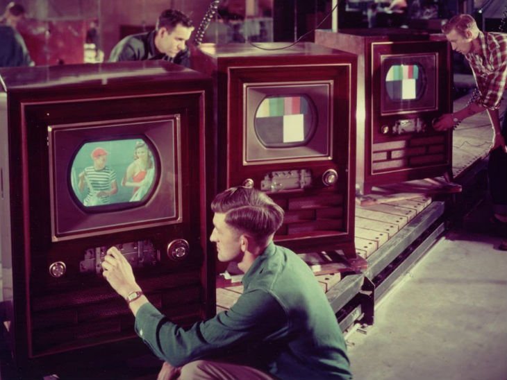 विश्वभर वर्ल्ड टेलिभिजन डे मनाईँदै, कार्डबोर्ड र पंखाको मोटरबाट बनेको थियो पहिलो टिभी