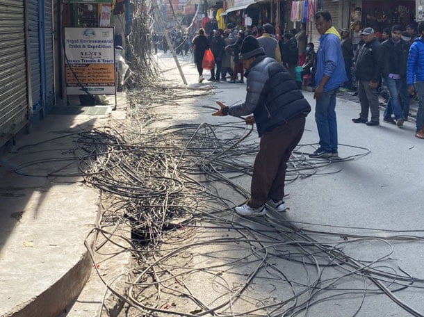 ठमेल भित्र अव्यवस्थित इन्टरनेटको तार फेरी काट्न सुरु