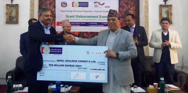 उर्जा बचत कार्य गरे वापत रावा बैंकद्धारा विभिन्न कम्पनीलाई अनुदान रकम हस्तान्तरण