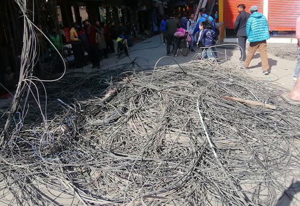 सडक विस्तारमा नेपाल टेलिकमको अप्टिकल फाइबर काटिँदा टेलिफोन र इन्टरनेट सेवा ठप्प