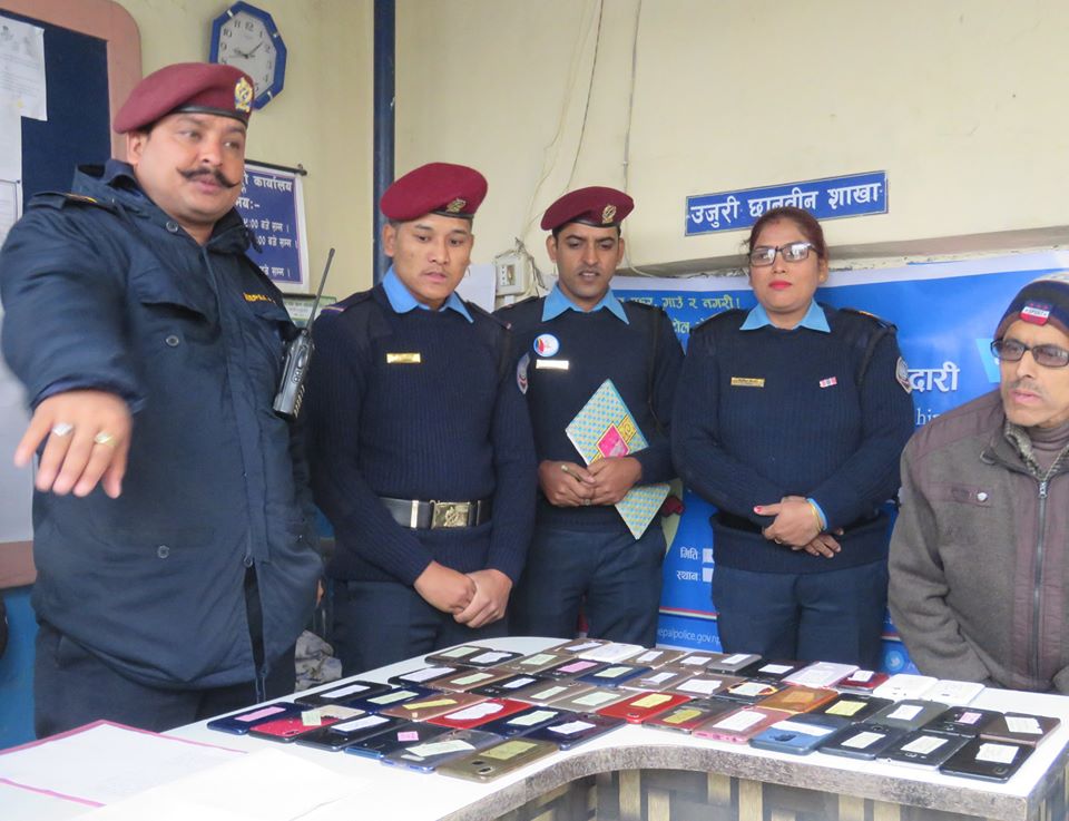 ईटहरी प्रहरीद्धारा फेला पारेका ५२ थान मोबाइल सम्बन्धित धनीलाई फिर्ता