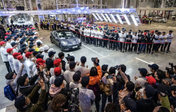 चीनमा उत्पादित टेस्लाको इलेक्ट्रिक भेहिकल मोडल ३ एस डेलिभरी शुरु
