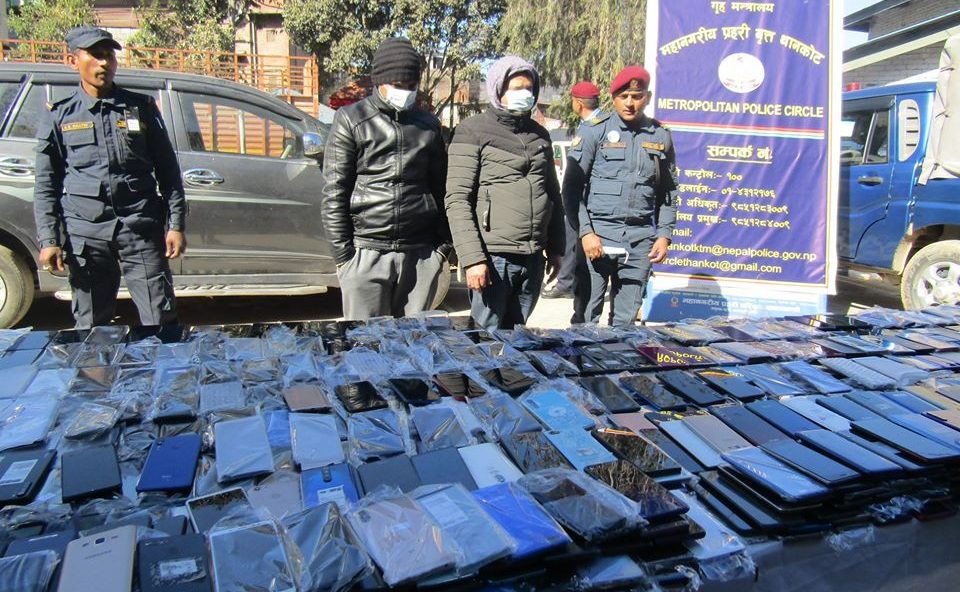 डेढ करोड रुपैयाँ बराबरका ६३४ थान चोरीका माेबाइल सेट बरामद